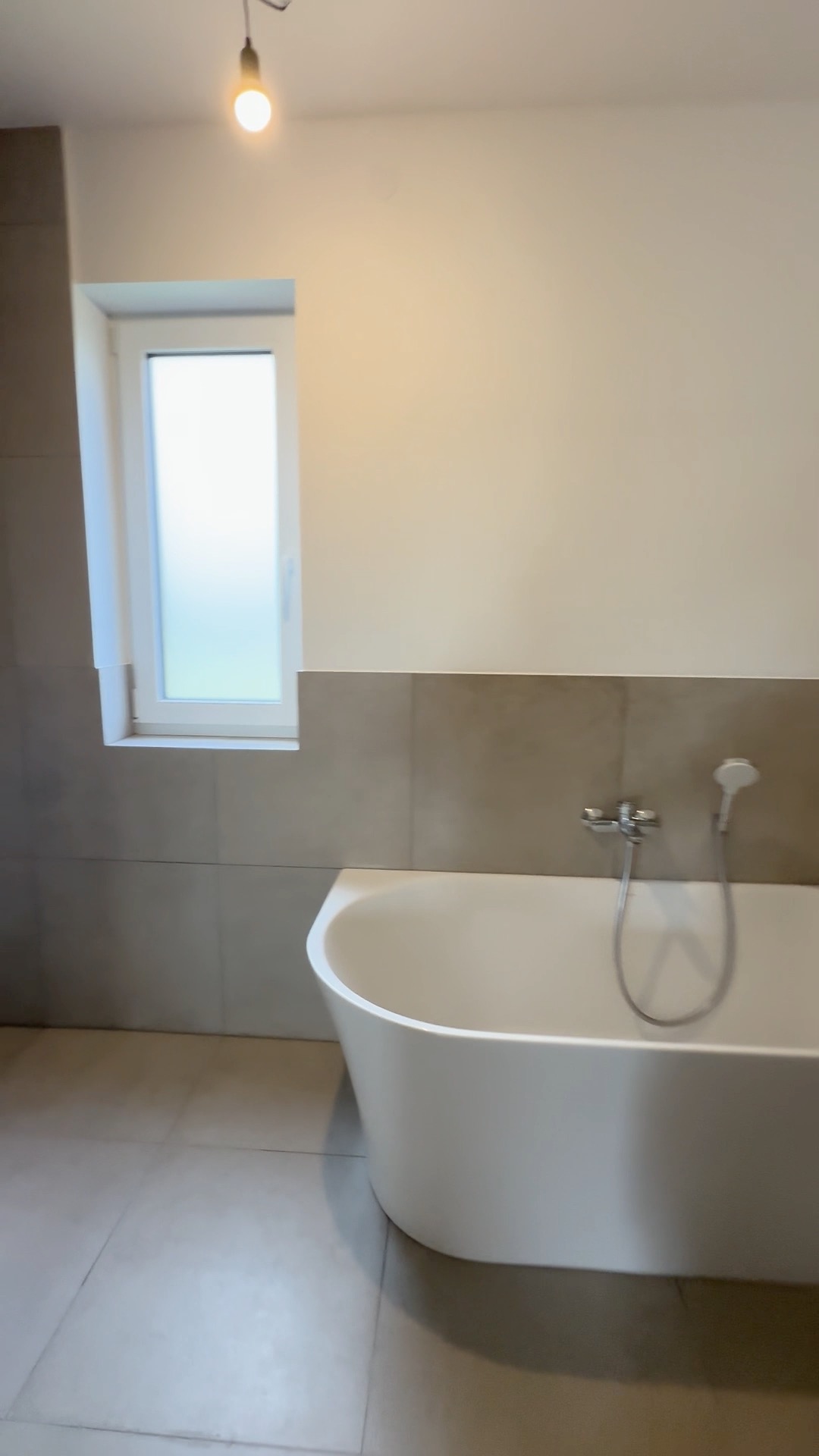 🏡 Alle guten Dinge sind 3! 🎉
Es freut uns, euch mitteilen zu dürfen, dass das dritte moderne Einfamilienhaus am schönen Neumarkter Pogberg fast fertig ist und schon bald bereit für den Einzug sein wird. 🔑✨
Ab sofort kannst du dir dieses besondere Zuhause gemeinsam mit Stefan besichtigen. 😊
Was dich hier erwartet? 👀
✨ Eine traumhafte Hanglage mit herrlichem Weitblick 🌄
✨ Ein modernes Haus ganz für dich und deine Familie 🏡
✨ 126 m² Wohnfläche mit viel Platz zum Wohlfühlen
✨ Ein eigener Garten für entspannte Stunden im Freien 🌳
✨ Ein Carport mit zwei Stellplätzen 🚗🚗
Vielleicht wartet hier schon dein neues Zuhause auf dich. ❤️
Melde dich bei Stefan und vereinbare deinen persönlichen Besichtigungstermin! 📞